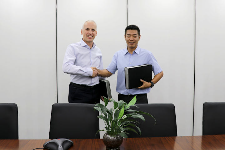 From left to right: Dietmar Ley (CEO, Basler AG), Guan Qunli (Chairman of Sanbao Xingye (MVLZ)