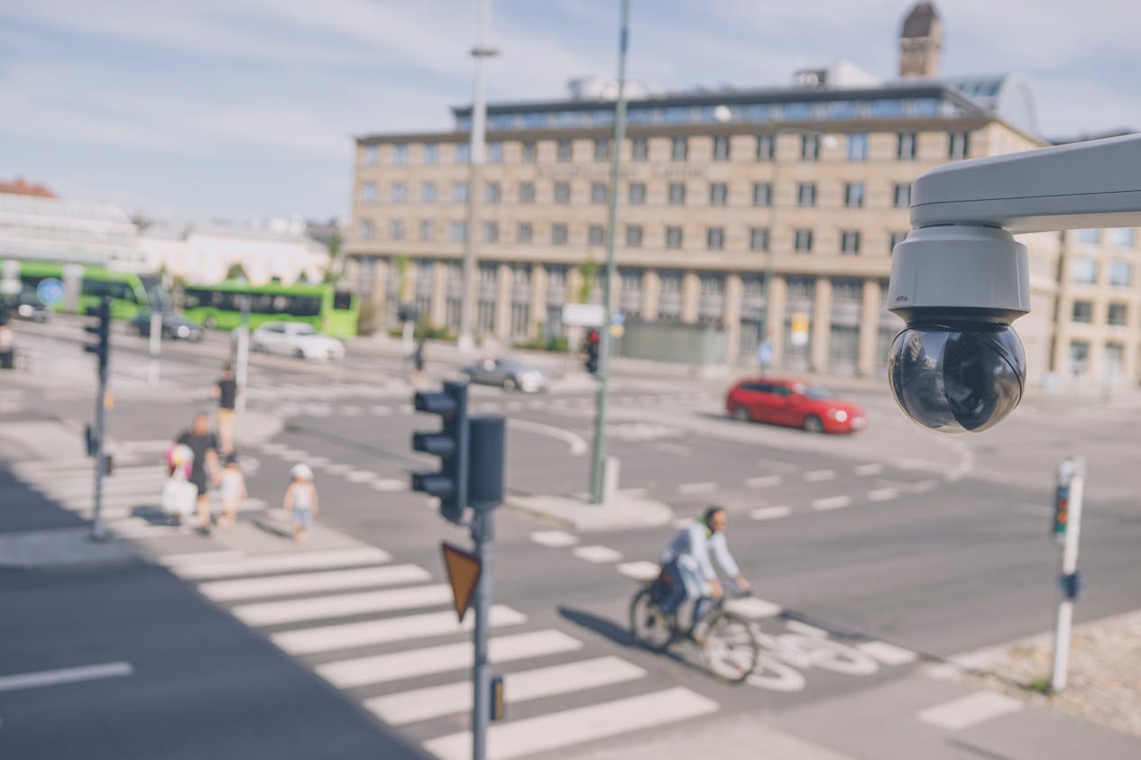 圖2：透過推斷監測能力，可以追蹤和繪製交通的一般運動，包括在某些地區有多少輛汽車、卡車和腳踏車，以及公民在一段時間內如何使用道路。